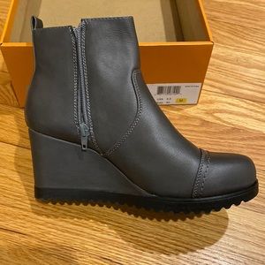 Korks brand. Short dark grey boots with amazing tread. NWT. Never worn. Size 8.5